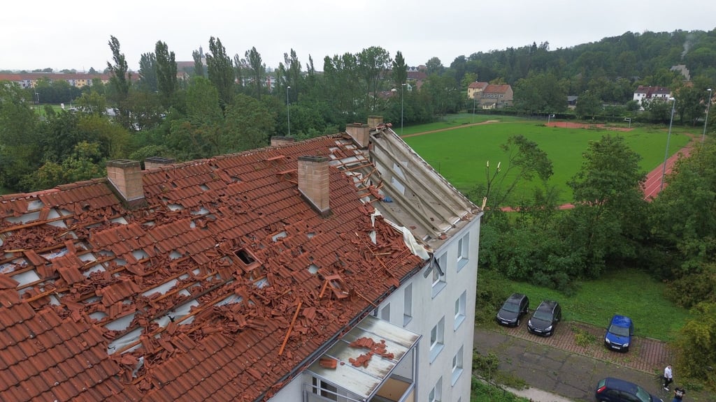Das Dach eines Hauses ist nach dem nächtlichen Unwetter teilweise zerstört.