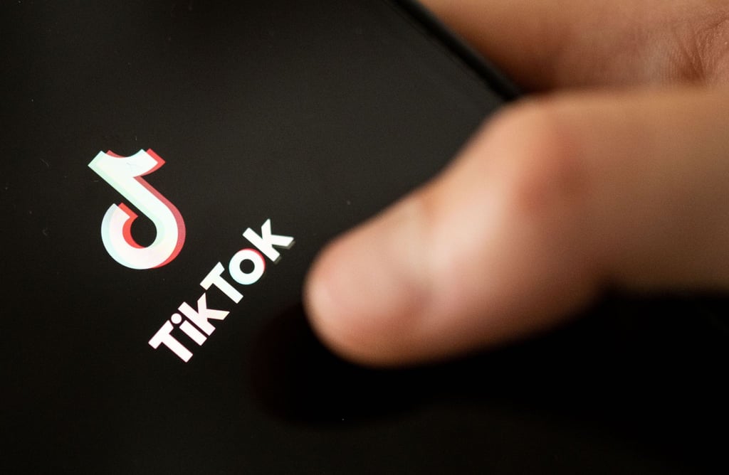 Eine Person öffnet die Tiktok-App.