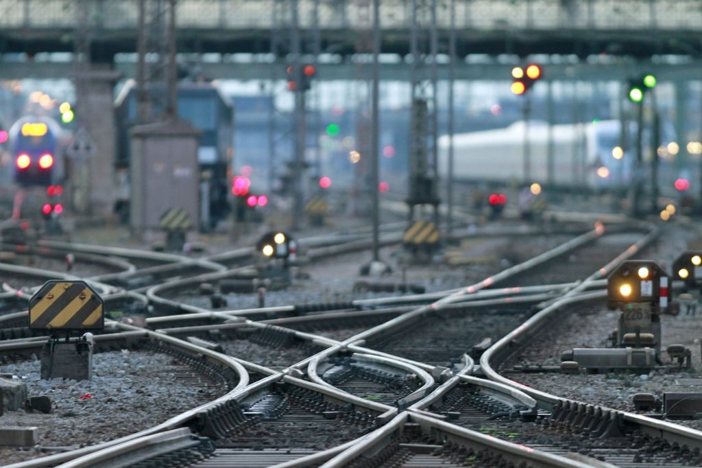 Unterwegs auf Gleisen: Wer sich für den Zug entscheidet, muss nicht zwingend langsam unterwegs sein. Einen Überblick über Distanzen und Reisedauern bietet "Chronotrains.com".
