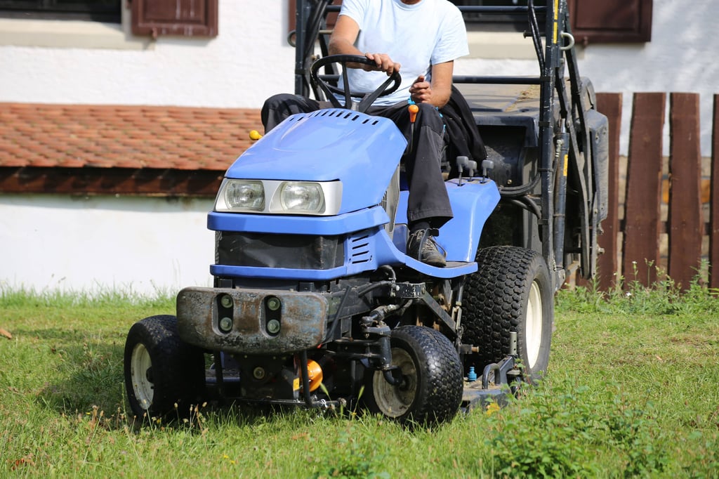 Ein Rasentraktor ist in Prettin mit einem Auto kollidiert. (Symbolbild)