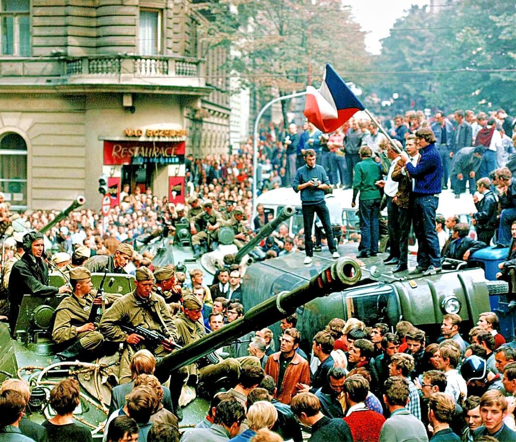 Tschechen und Slowaken umringen im August 1968 in Prag Panzer der Sowjetarmee und protestieren gegen die Besetzung.