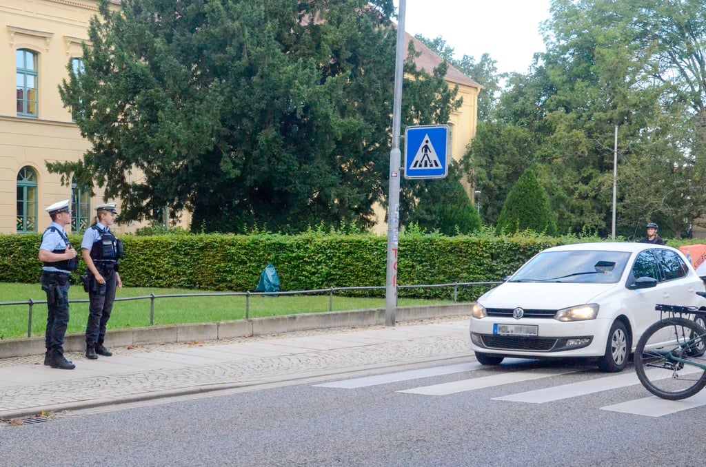 Polizeieinsatz vor der Otto-Boye-Schule in Haldensleben. Der Grund: „Elterntaxis“ behindern teilweise den Verkehr.