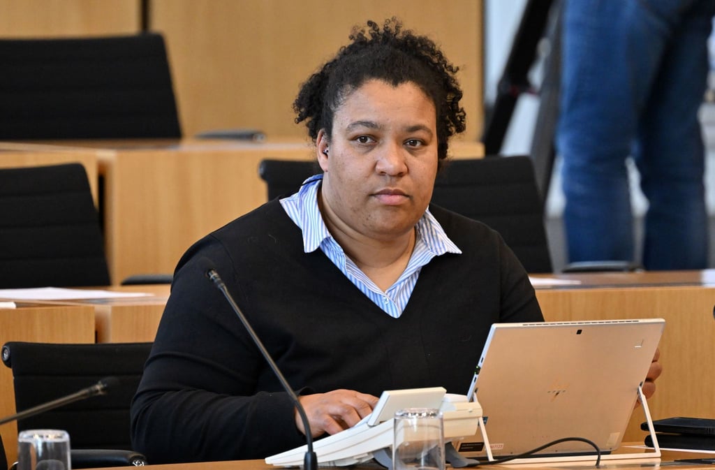 Doreen Denstädt (Bündnis90/Die Grünen), Ministerin für Migration sitzt im Plenarsaal.
