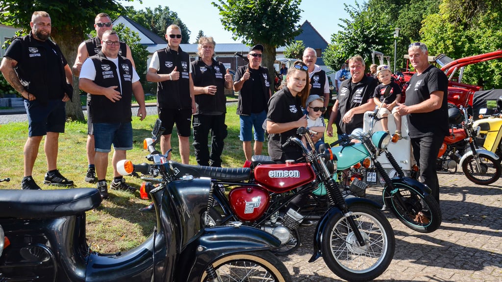 Vanessa Haase (auf der Simson sitzend) ist die einzige Frau bei den Simson-Freunden Lüdelsen. Die Truppe war beim Treffen in Bornsen mit dabei.