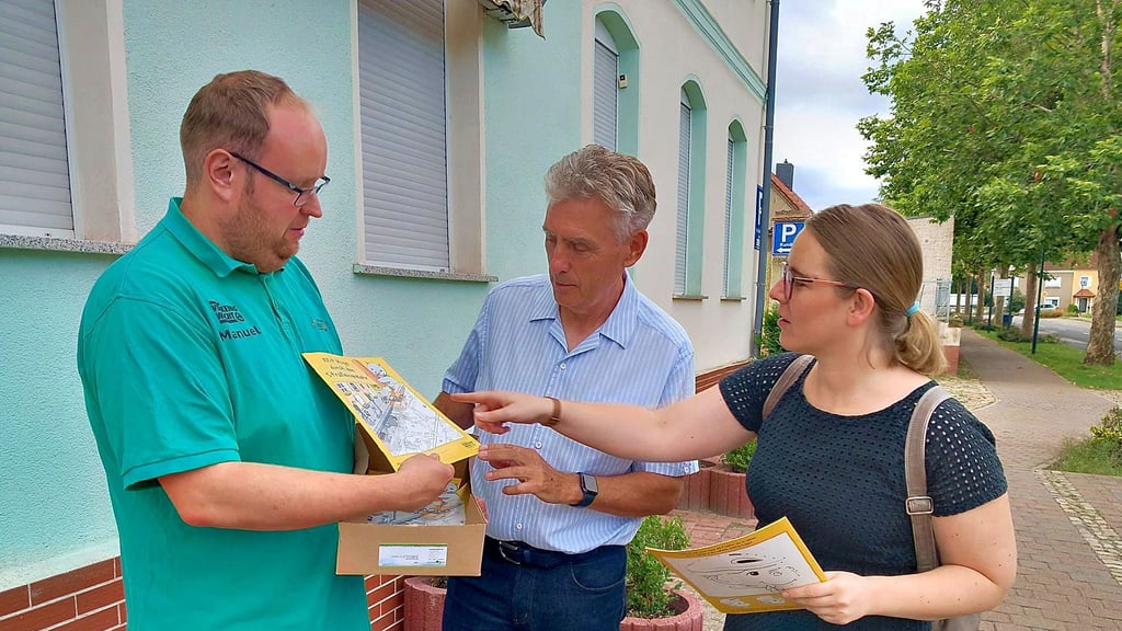 Manuel Ristau, Manfred Behrens und Sarah Schmidt im Gespräch.