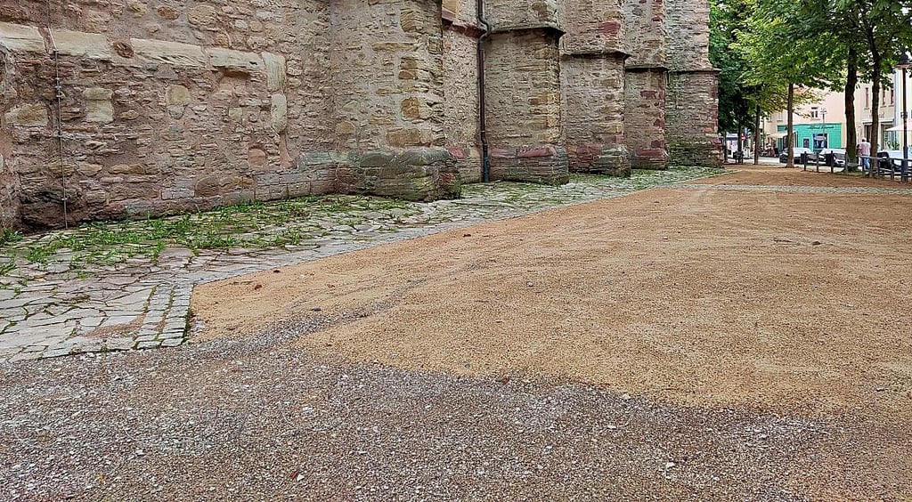 Der neue beige Sand, der rund um die Sangerhäuser Jacobikirche aufgebracht wurde. Im Vergleich dazu der lichtgraue alte.