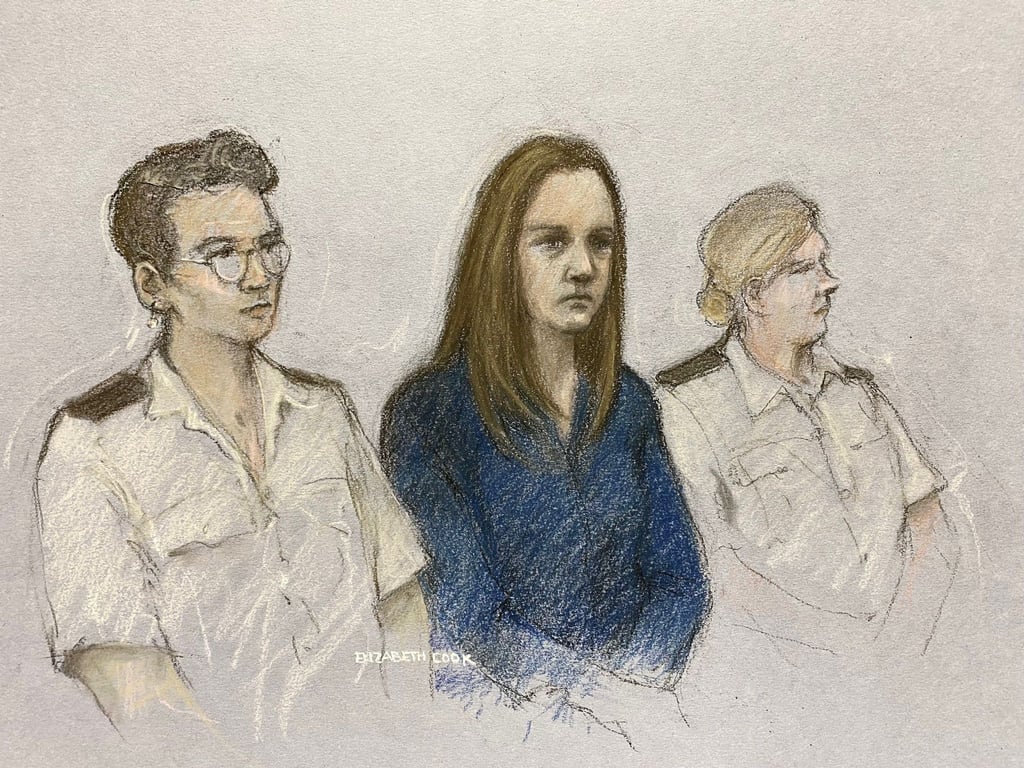 Die Krankenschwester Lucy Letby (m.) bei der Urteilsverlesung im Manchester Crown Court (Gerichtszeichnung vom 10.08.)