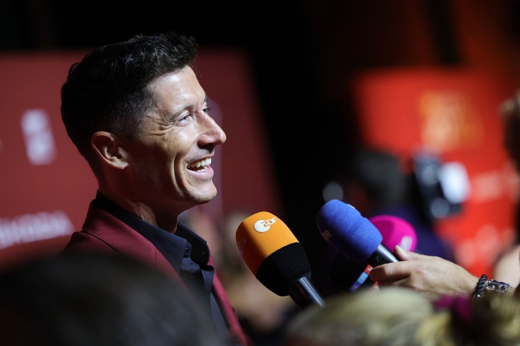 Robert Lewandowski kommt zur Verleihung des „Sport Bild“-Award 2023 in Hamburg.
