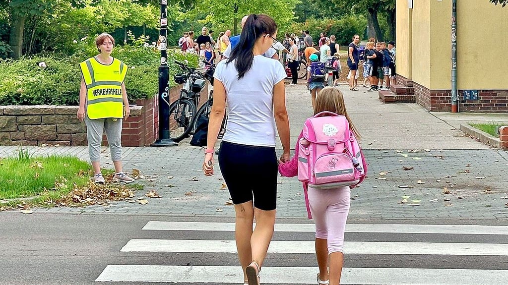 Michaela Voigt ist als Lotsin an der Grundschule Diesterweg im Einsatz. Ohne zweiten Helfer darf sie aber nicht den Verkehr an Überwegen stoppen.