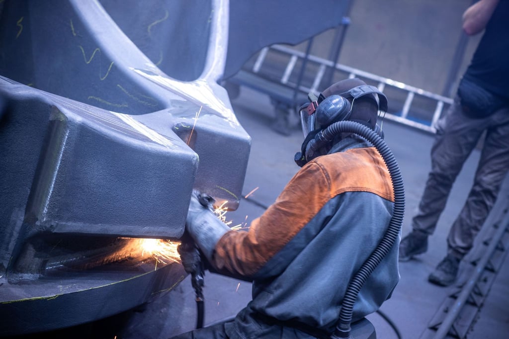 Ein Mitarbeiter arbeitet in einer Eisengießerei. Die Erzeugerpreise gewerblicher Produkte sind im Juli im Vergleich zum Vorjahresmonat deutlich gesunken.