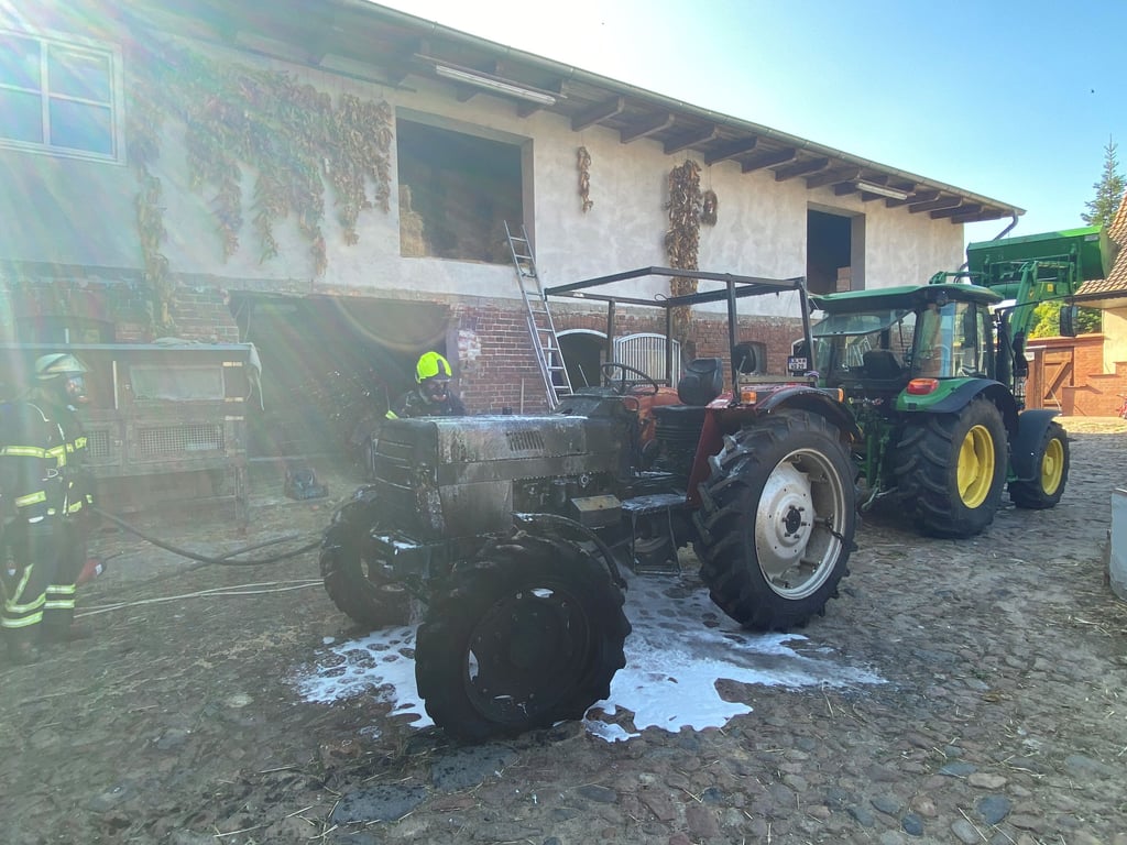 Der verbrannte Traktor wurde aus der Scheune geborgen.