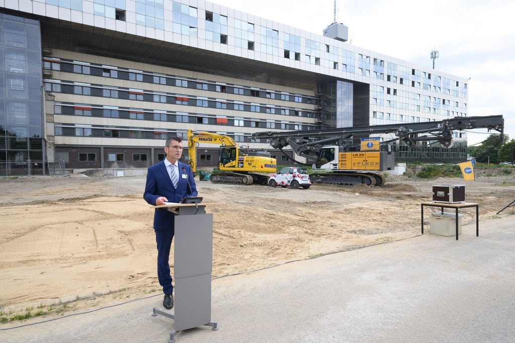 Friedo de Vries, Präsident des LKA Niedersachsen, spricht beim ersten Spatenstich für das neue LKA Niedersachsen in Hannover.