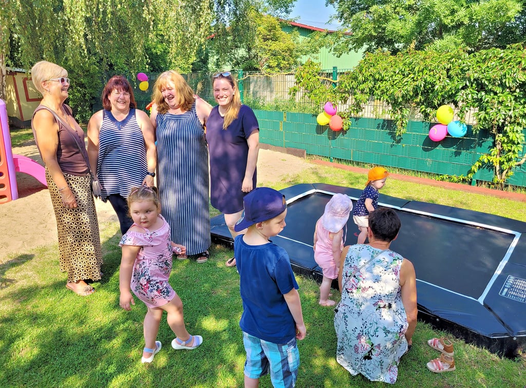 Das Sommerfest der Zenser Kita lockte viele Eltern, Großeltern und Gäste in die Ortschaft. Das neue Bodentrampolin wurde feierlich eingeweiht und zugleich ausgiebig von den „Bördegeißlein“ getestet.