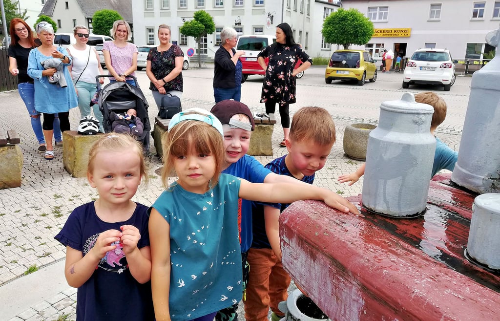 Im Herzen von Kayna steht eine Milchbank als Brunnen. Hier treffen sich Mütter und ihre Kinder. Schon vor zwei Jahren (Foto) wünschten sie sich einen Spielplatz, seitdem hat die MZ die Eltern und Kinder begleitet. Im letzten Jahr gab es Geld, doch gebaut wird trotzdem nicht.