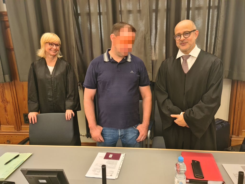 Der Angeklagte (M.) mit seinen Strafverteidigern Michaela Bensch und Panos Pananis beim Prozessauftakt.