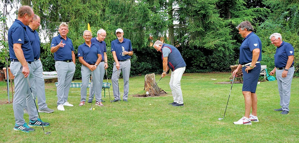 Spaß am Golfen – den kennt das Ü65-Team des Magdeburger Golfclubs genau. Deshalb lädt Klaus Hartkopf (3.v.l.) gern auf seinen privaten Golfplatz ein. Johannes Kempmann schlägt den Ball.
