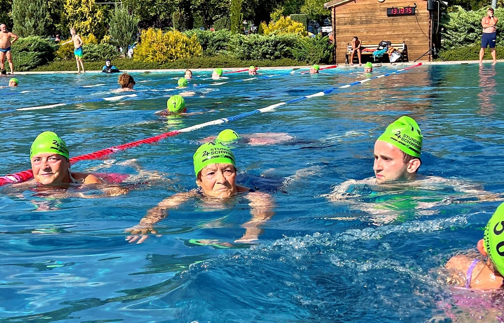 Die 79-jährige Sieglinde Krause (zweite von links) war die älteste Teilnehmerin beim Benefizschwimmen in der „Saaleperle“.