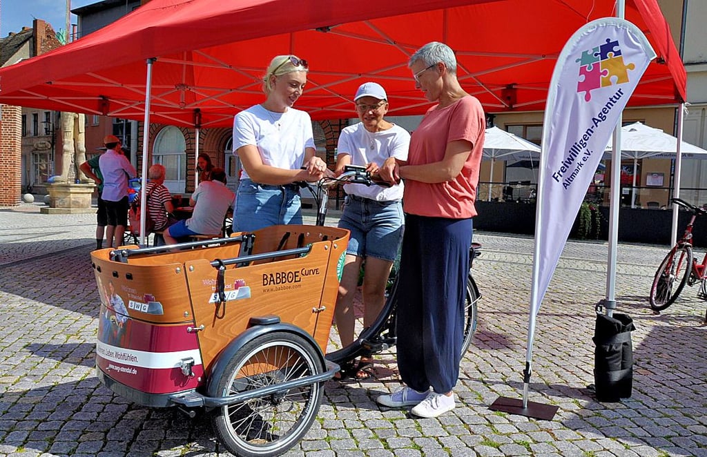 Die Freiwilligen-Agentur Altmark präsentierte auf dem Marktplatz in Stendal ihr Lastenrad „Stella“.
