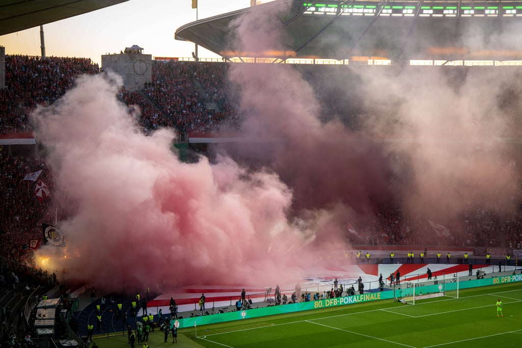 RB-Fans zündeln im Berliner Olympiastadion.