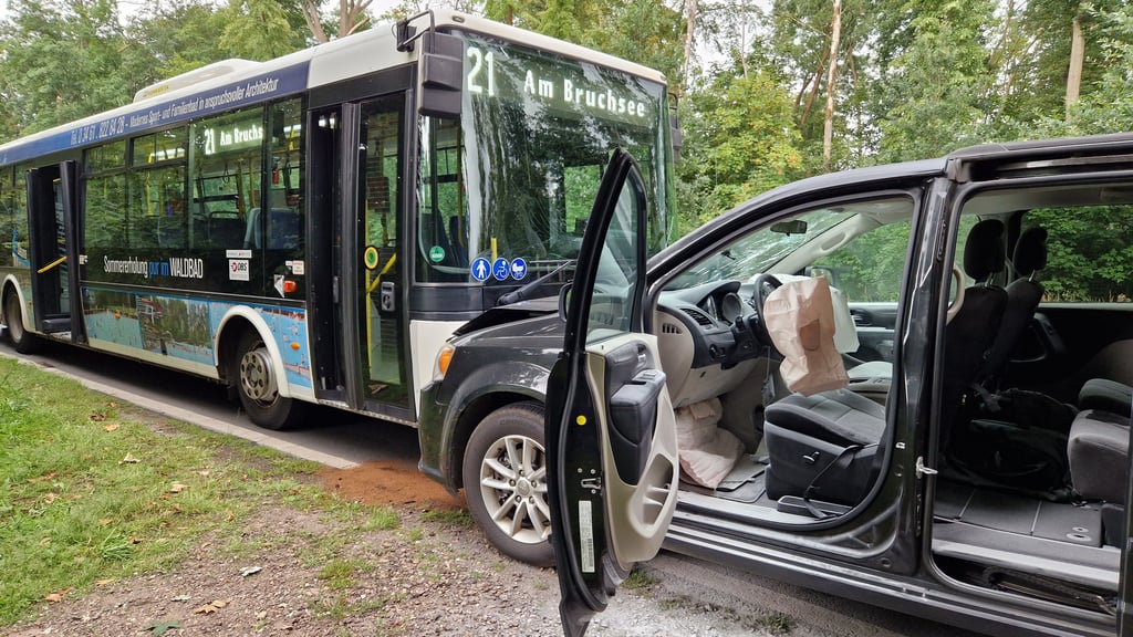 Das Auto kam in Halle-Dölau in den Gegenverkehr und krachte frontal in den Bus.