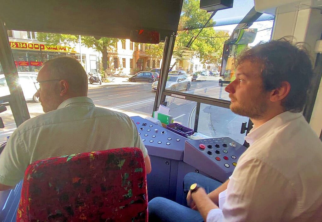 Europaabgeordneter Niklas Nienaß (r.) hat sich über die Arbeit bei den Magdeburger Verkehrsbetrieben auch auf einer Fahrt mit dem Fahrschulwagen des Unternehmens informiert. Doch was kann die EU den MVB bieten? Und was erwarten die MVB?