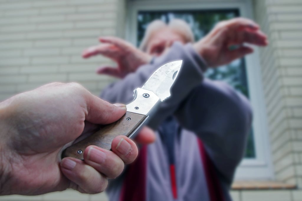 Ein 23-Jähriger hat am 10. Mai in Salzwedel zwei Menschen mit einem Messer bedroht.
