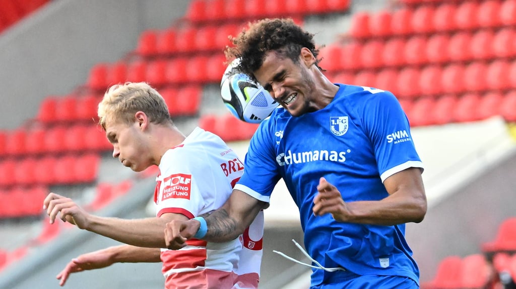 1. FC Magdeburg-Verteidiger Jamie Lawrence im Kopfball-Duell mit Jahn Regensburgs Louis Breunig. Der FCM-Mann gilt als Turm der Abwehr - nicht nur wegen seiner enormen Körpergröße.