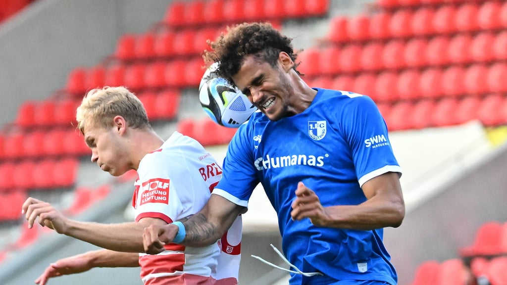1. FC Magdeburg-Verteidiger Jamie Lawrence im Kopfball-Duell mit Jahn Regensburgs Louis Breunig. Der FCM-Mann gilt als Turm der Abwehr - nicht nur wegen seiner enormen Körpergröße.