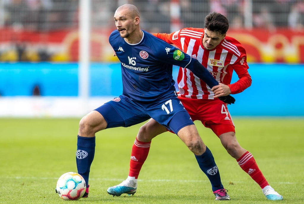 Der Mainzer Ludovic Ajorque (l) verschoss gegen den 1. FC Union Berlin gleich zwei Elfmeter.