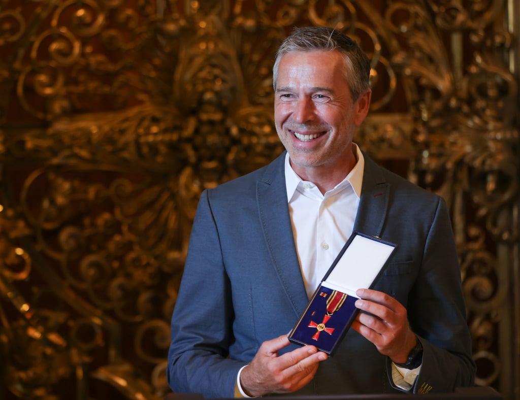 Der Dirk Steffens freut sich im Rathaus Hamburg über die Verleihung des Bundesverdienstkreuzes an ihn.