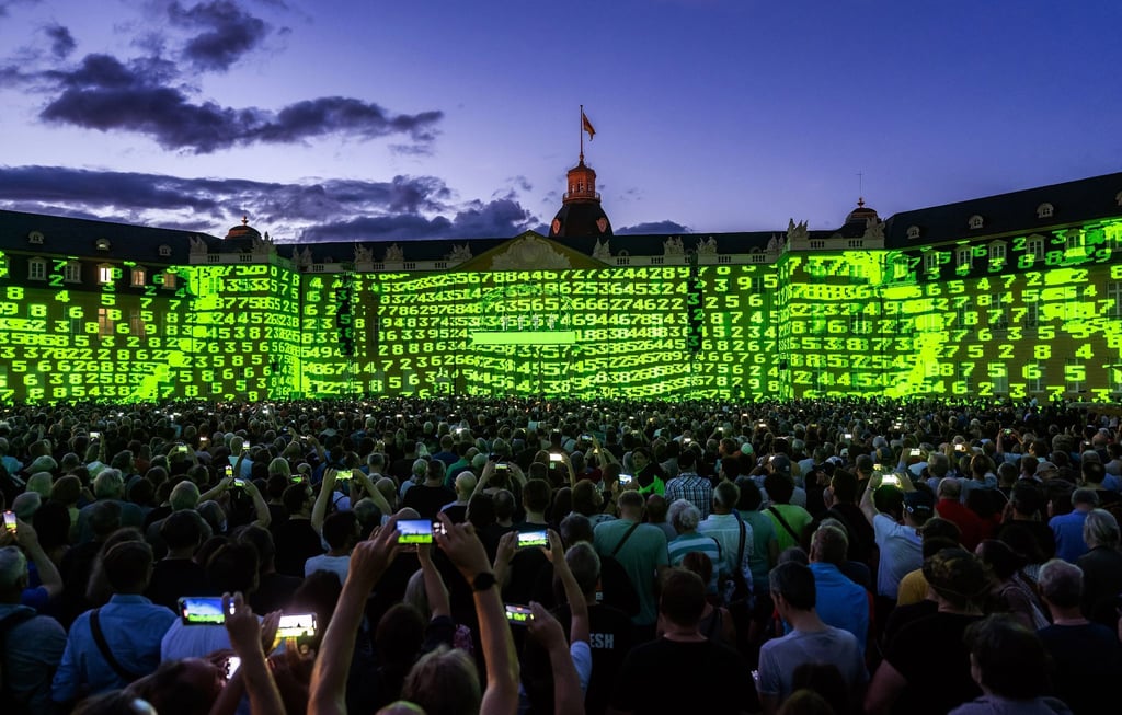 Die Elektropop-Band Kraftwerk im Karlsruhe. Die Schlossfassade diente dabei als Projektionsfläche für eine Multimedia-Show.
