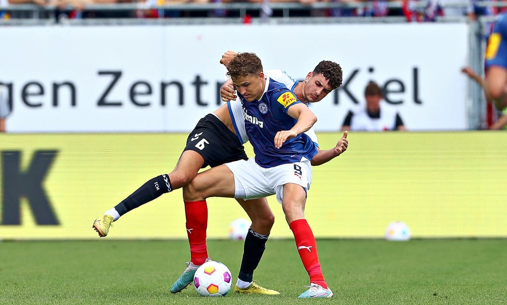 Auch in Kiel spielte Daniel Elfadli (im weißen Trikot) trotz seines Wechselwunsches. In der Partie fielen wieder einmal seine starken Statistikwerte auf: Der Defensivakteur gewann 69 Prozent seiner Mannduelle und brachte 97 Prozent seiner Pässe zu einem Mitspieler.