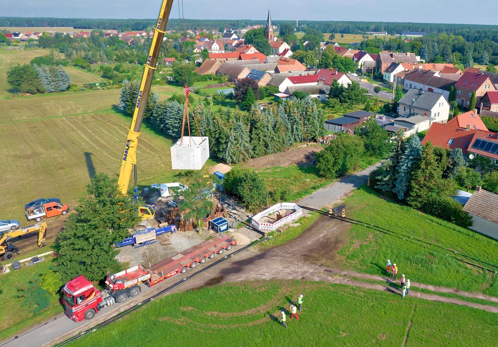 Die tonnenschwere Last am Kran soll künftig dabei helfen, das Abwasser von Mügeln in die Kläranlage Jessen zu leiten.