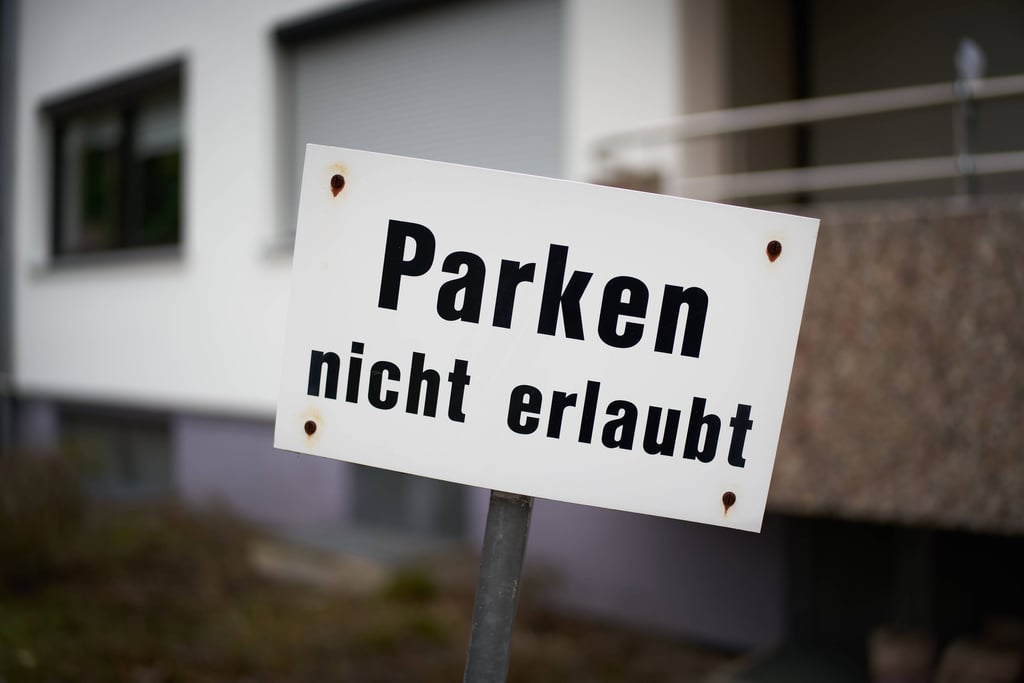 Die Einfahrt eines Rentners im bayrischen Feucht wurde immer wieder zugeparkt. Er griff deshalb selber zur Farbe und malte sich einen eigenen Parkplatz vor sein Haus. (Symbolbild)