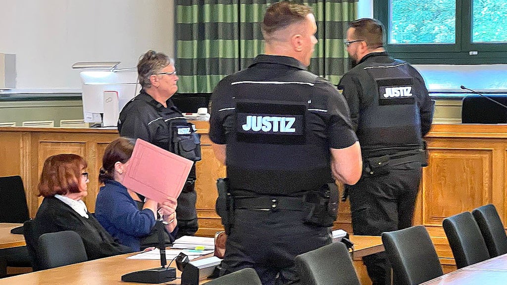 Susanne P. (Name geändert) ist vor dem Landgericht Stendal angeklagt, ihr neugeborenes Kind im Mai 2023 in Tangerhütte getötet und in einen Altkleidercontainer geworfen zu haben.