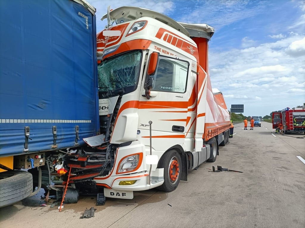 Am Stauende sind fünf Lkw auf der A2 in der Börde verunglückt.