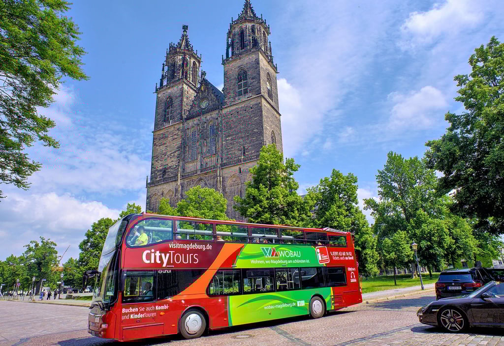 Touristen, die Magdeburg und sein Wahrzeichen, den Dom, erkunden, nutzen dazu auch gern den roten Bus. Noch zahlen Touristen in der Landeshauptstadt keinen Gästebeitrag.