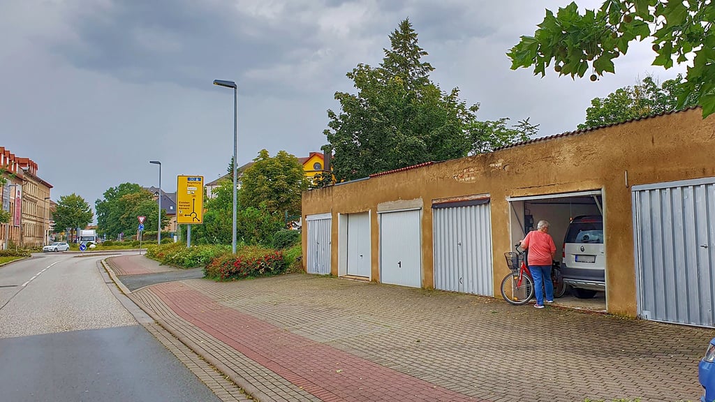 Diese sechs Garagen in der Bahnhofstraße wurden 1986 auf einem städtischen Grundstück gebaut. 2021 hat es die Stadt verkauft.