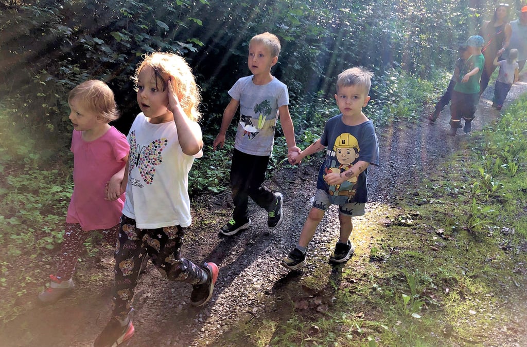 Schon in 300 Metern Entfernung hören Josefine und die anderen ihre Kollegen aus der Mooswichtelgruppe im Wald rufen.