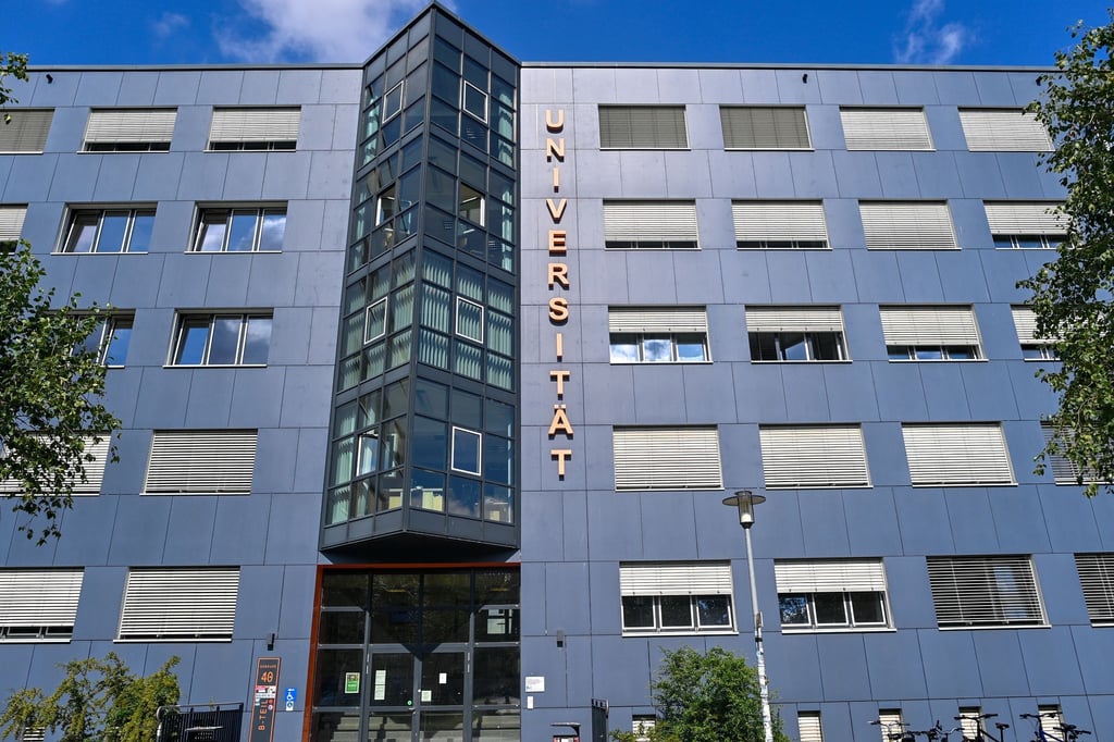Blick auf die Fassade eines Gebäudes der Otto-von-Guericke-Universität zu lesen.