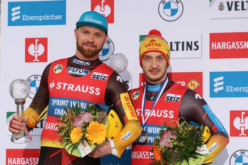 Toni Eggert und Sascha Benecken stehen auf dem Podium bei einer Siegerehrung in Winterberg.