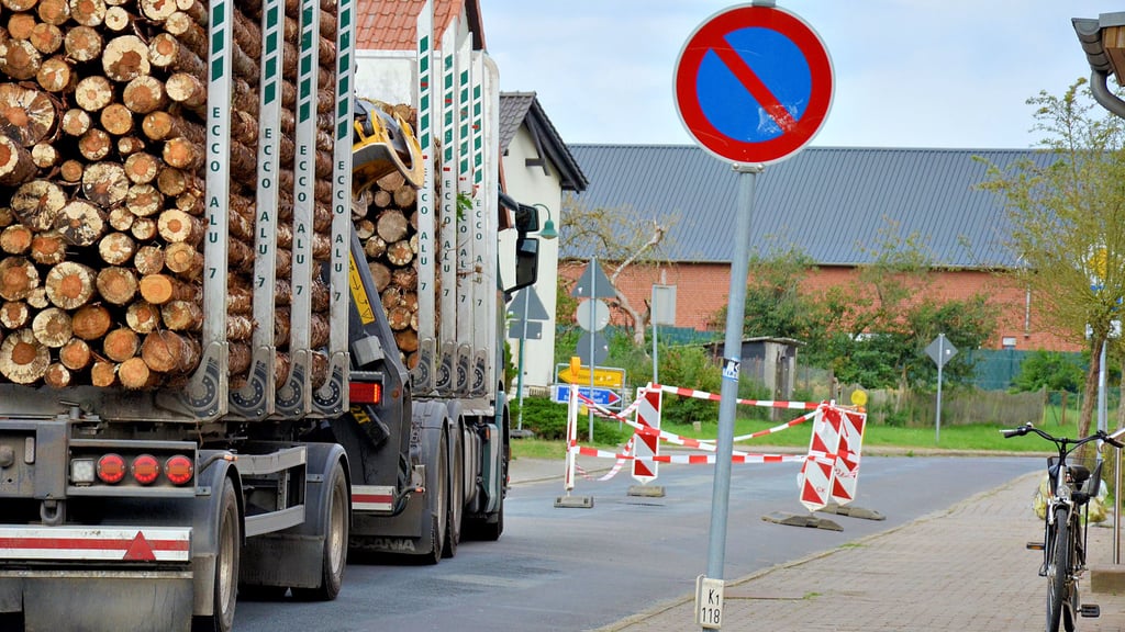 Ein Holzlaster quälte sich am Dienstagmorgen am abgesperrten Abschnitt der Breiten Straße in Jübar vorbei. Dabei musste der Gehweg befahren worden.