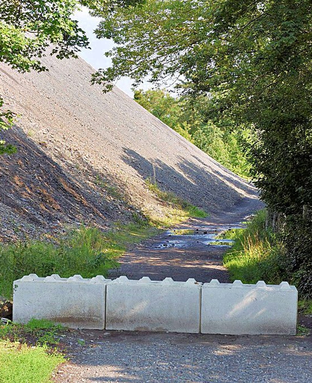 Der Weg an der Lademann-Halde ist seit kurzem gesperrt.