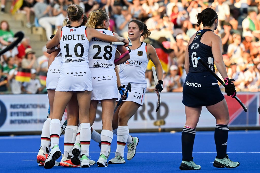 Deutschlands Spielerinnen bejubeln einen 5:0-Sieg bei der Heim-EM gegen Irland.