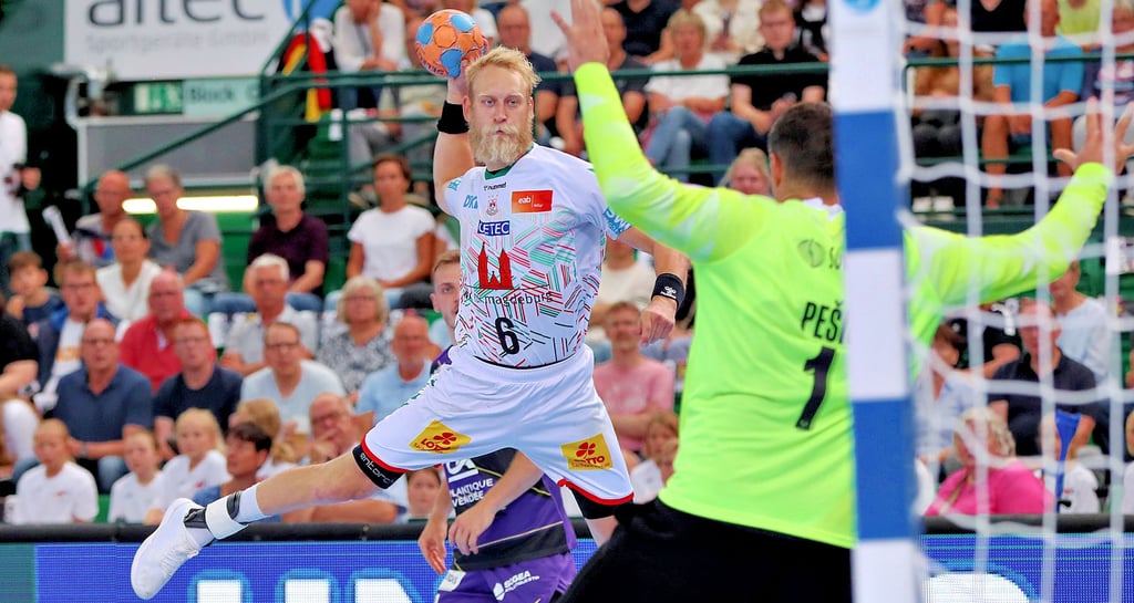 SCM-Linksaußen Matthias Musche im Duell mit Nantes-Torwart Ivan Pesic beim Turnier vor zehn Tagen in Halle/Westfalen. Am Ende hatte Musche in diesem Spiel neun Tore auf seinem Konto stehen.