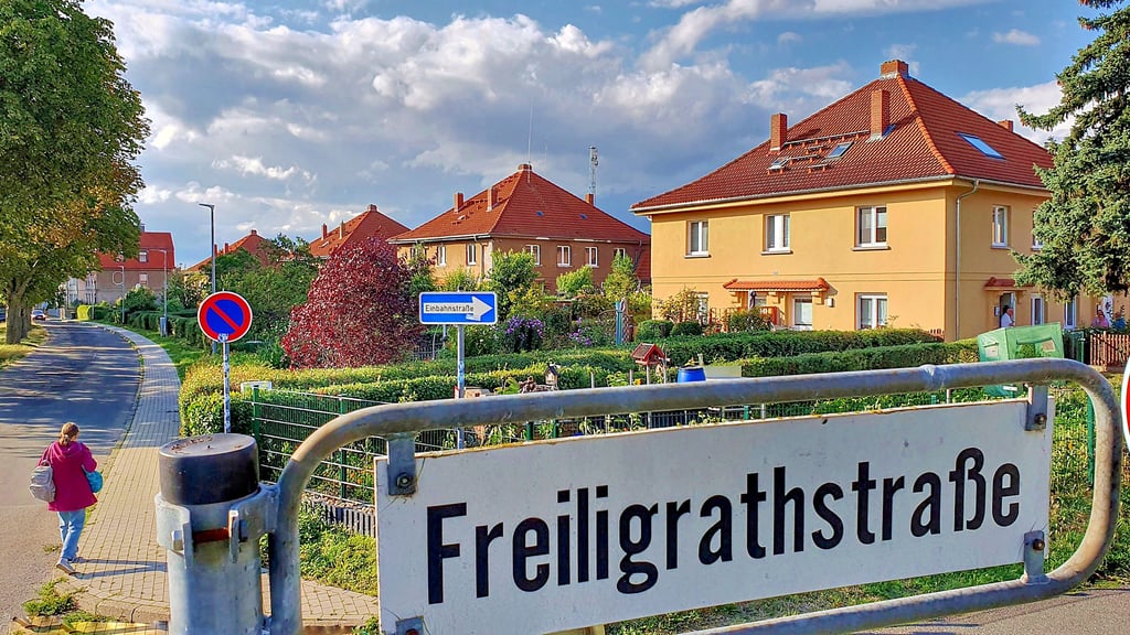 Einige Häuser bekamen die „Pinselsanierung“, wie hier rechts in der Freiligrathstraße. In der Heinrich-Heine-Straße links wird darauf gewartet.