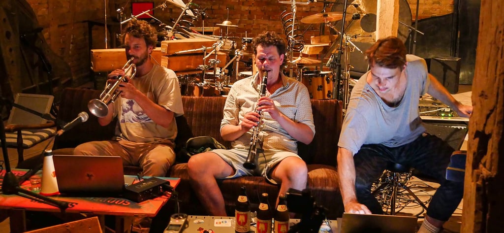 Beim 48 Stunden Festival in Kuhlhausen gab es auch „Musik vom Sofa“ mit den „Three good boys“.