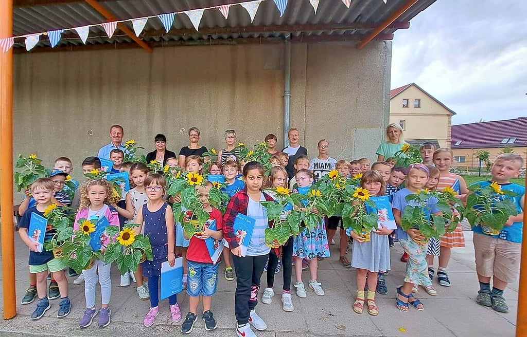 Die 34 Erstklässler der Grundschule in Zahna erhalten als Erste ihre Fibeln, für einen guten Start in ihr Schulleben.