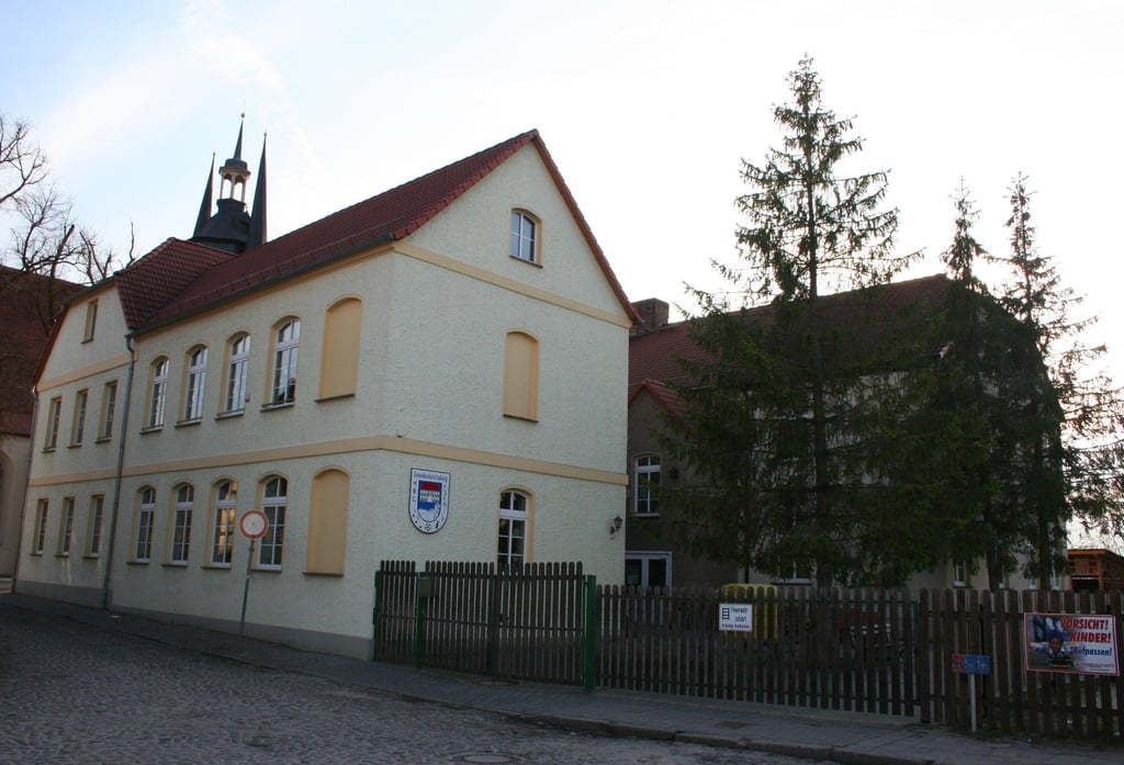 Die Loburger Grundschule: Im Inneren seien das Lehrerzimmer und das Sekretariat aufgebrochen und durchwühlt worden.