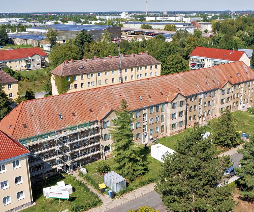 Die Wohnungsgenossenschaft Dessau lässt den Wohnblock in der Wiener Straße sanieren.